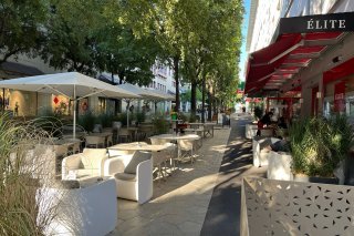 La terrasse de l'Hôtel Elite, à l'Avenue du Midi 6, à Sion.
